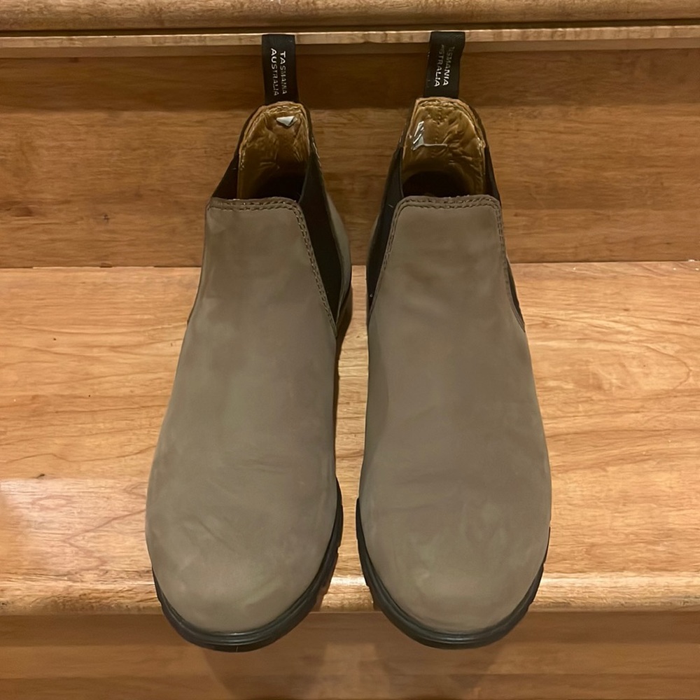 Blundstone suede women’s ankle boot - taupe us 8.5. Like new!